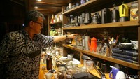 Pak Iwan, sapaan akrab dari Setiawan Subekti, akan menjelaskan dengan senang hati terkait cara menyeduh kopi ditempat ini.  