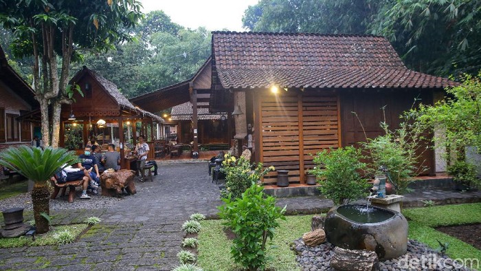 Kopi sudah menjadi bagian tidak terpisahkan warga dunia. Seperti kopi nikmat andalan Kota Banyuwangi ini, Kopai Osing di Sanggar Genjah Arum Desa Adat Osing.