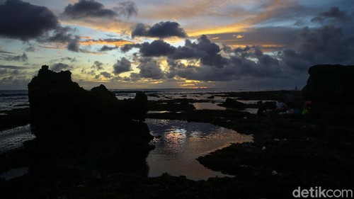 Sejumlah wisatawan menikmati pemandangan matahari terbenam di Pantai Batu Bolong, Canggu, Bali. Kawasan canggu merupakan salah satu tempat yang diincar wisatawan untuk menikmati matahari terbenam atau sunset.