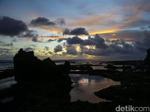 Dear Turis, Jangan Mandi-Selancar Dulu di Pantai Batu Bolong