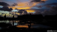 Pantai seakan menjadi kumpulan kolam emas. Matahari yang sudah sampai di tengah horizon mempermegah langit dan laut dalam satu waktu.