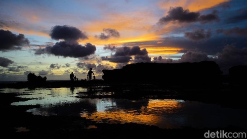Sejumlah wisatawan menikmati pemandangan matahari terbenam di Pantai Batu Bolong, Canggu, Bali. Kawasan canggu merupakan salah satu tempat yang diincar wisatawan untuk menikmati matahari terbenam atau sunset.