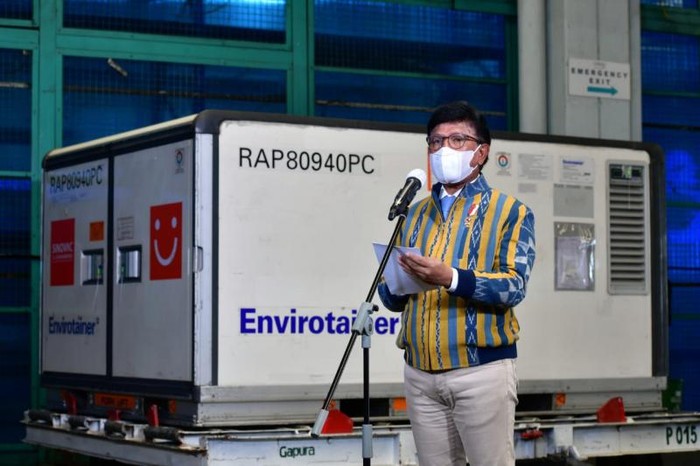 Sambutan Menkominfo Johnny G Plate saat kedatangan vaksin Sinopharm di Bandara Soekarno-Hatta, Tangerang, Banten, Jumat (30/4/2021).