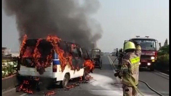Mobil angkutan karyawan terbakar di Cimahi