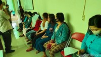 Petugas mendata para PSK dan pemandu lagu yang terjaring razia.