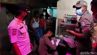 Selain mengamankan PSK dan pemandu lagu, petugas gabungan yang terdiri dari anggota Satpol PP bersama personil Garnisun dan personil Sabhara ini juga mengamankan puluhan botol miras dan 1 galon tuak.