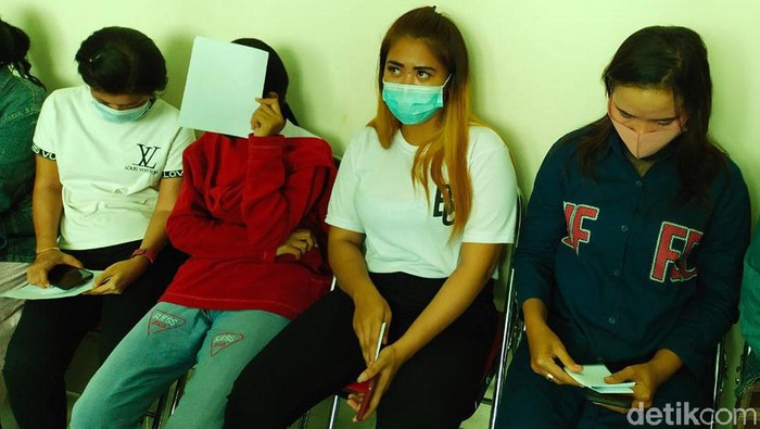 Nekat Mangkal, 4 PSK dan 7 Pemandu Lagu Diciduk Petugas Satpol PP Lamongan dan petugas gabungan terus menggelar razia warung remang-remang di Lamongan. Kali ini, petugas mengamankan 4 PSK dan 7 pemandu lagu dalam razia yang digelar di wilayah pantura dan tengah Lamongan.