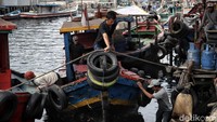 Pengalaman sebagai seorang nelayan selama puluhan tahun membuat Kurdi dan teman-teman sekampungnya sudah paham waktu-waktu berangkat.