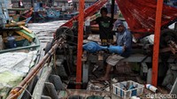 Perlu diketahui para nelayan memilih berlayar menggunakan perahu lantaran tidak mau berurusan dengan aparat-aparat di titik penyekatan jalur darat.