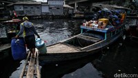 Perahu motor nelayan di Cilincing itu juga melayani mudik lokal dari Jakarta menuju Muara Gembong Bekasi.