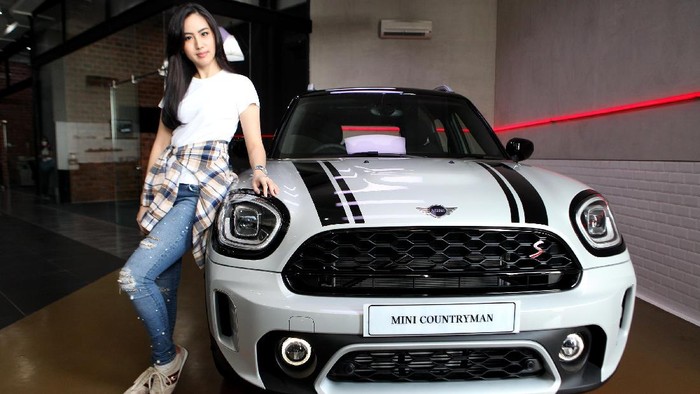 Model mencoba ruang kemudi the new MINI Countryman saat peluncuran mobil tersebut pada pembukaaan Plaza MINI Surabaya di Surabaya, Jawa Timur, Jumat (30/4/2021). Dengan peluncuran the new MINI Countryman dan hadirnya Plaza MINI Surabaya diharapakan dapat memenuhi kebutuhan masyarakat ataupun penggemar MINI akan kendaraaan yang berkualitas di wilayah Jawa Timur.