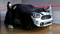Beberapa fitur andalannya yakni Lampu depan dan foglight LED yang hadir sebagai standar. Lampu belakang LED dengan desain Union Jack. Trim Piano Black di Exterior.  Velg light alloy wheels dengan desain terbaru. Digital Cockpit terbaru dengan layar warna 5 inci. Instrumen sentral baru, dirancang dalam warna Piano Black High Gloss. MINI Navigation System 8,8 inci sebagai standar untuk semua model. Penggunaan material dan permukaan interior terbaru yang disempurnakan. Versi baru MINI Yours Interior Style. Foto: dok. MINI