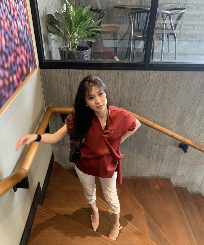 “Ibu-ibu sosialita masi belain? Kalian cuma ketemu sesekali. Saya setiap hari ibu-ibu. Apalagi kalau Anda ada di posisi saya. Saya jamin Anda sudah angkat kaki. Sebanyak ini isinya caci makian. Belum dari yang dulu-dulu,” tulisnya memegang kumpulan tangkap layar yang dicetak. Foto: dok. Instagram novitacondro