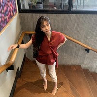 “Ibu-ibu sosialita masi belain? Kalian cuma ketemu sesekali. Saya setiap hari ibu-ibu. Apalagi kalau Anda ada di posisi saya. Saya jamin Anda sudah angkat kaki. Sebanyak ini isinya caci makian. Belum dari yang dulu-dulu,” tulisnya memegang kumpulan tangkap layar yang dicetak. Foto: dok. Instagram novitacondro