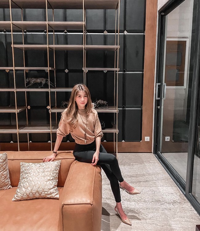 Novita Condro menyebut dirinya harus keluar dari hubungan yang tidak sehat. Ia membantah tuduhan selingkuh yang dialamatkan oleh Kapten Vincent dan mengaku telah dibantu seorang konsultan yang aktif di bidang kesehatan dan hukum. Foto: dok. Instagram novitacondro