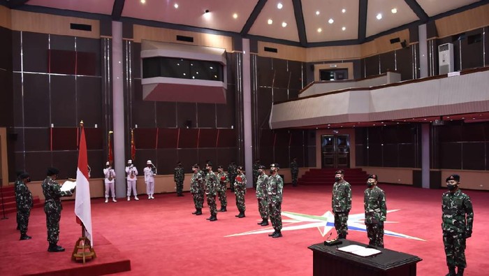 Panglima TNI Marsekal Hadi Tjahjanto pimpin serah jabatan dan sertijab Asops Panglima hingga Kapuspen