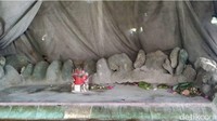 Dupa dan kemenyan menjadi wewangian yang kerap tercium dari sini. Tentu saja bagi umat muslim, praktek ini tidak sesuai syariah. Cukup nikmati partainya, gak perlu ritual aneh-aneh. (Erliana Riady/detikcom)