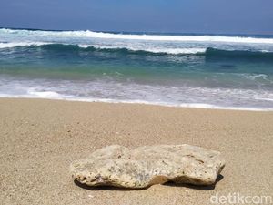 5 Rekomendasi Wisata Pantai Blitar yang Tidak Kalah Menawan