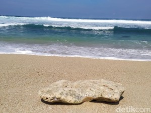 5 Rekomendasi Wisata Pantai Blitar yang Tidak Kalah Menawan