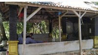 Selain menikmati pantai, ada pula pengunjung yang datang untuk berikhtiar di petilasan. (Erliana Riady/detikcom)