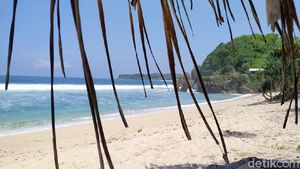 Namanya Pantai Bau Mayat, Aslinya Wangi!