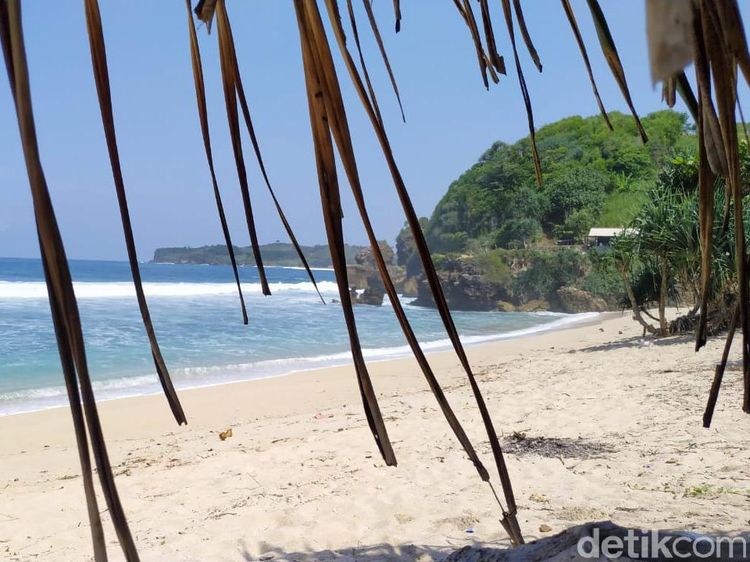 Namanya Pantai Bau Mayat, Aslinya Wangi!