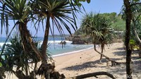 Bentang pantai  ini sepanjang satu KM. Di pinggirnya, banyak jenis vegetasi pantai yang menambah asri suasana.  Seluas mata  memandang, hamparan pasir putih nan bersih, diambang batas air pantai yang menghijau jernih. Berjalan sepanjang pantai, bisa membuat suasan hati lebih rileks.