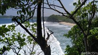 Dari paseban, kita bisa melihat deburan ombak yang memecah di bibir pantai berpasir putih. (Erliana Riady/detikcom)