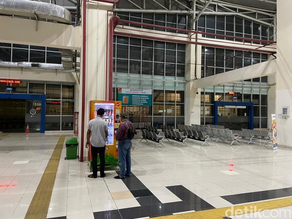 Hanya ada segilintir orang yang masih ada di sana, terdiri dari penumpang, petugas keamanan, hingga kemungkinan besar yang berprofesi sebagai agen. (Masaul/detikcom) Hanya ada segilintir orang yang masih ada di sana, terdiri dari penumpang, petugas keamanan, hingga kemungkinan besar yang berprofesi sebagai agen. (Masaul/detikcom)
