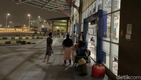 Tak hanya itu, tak terlihat petugas Terminal Terpadu Pulo Gebang di waktu tersebut. (Masaul/detikcom)