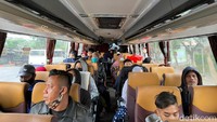 Tiap bus yang melewati pos pengetatan menegakkan aturan larangan mudik dan meminta kelengkapan surat sehat. (Masaul/detikcom)