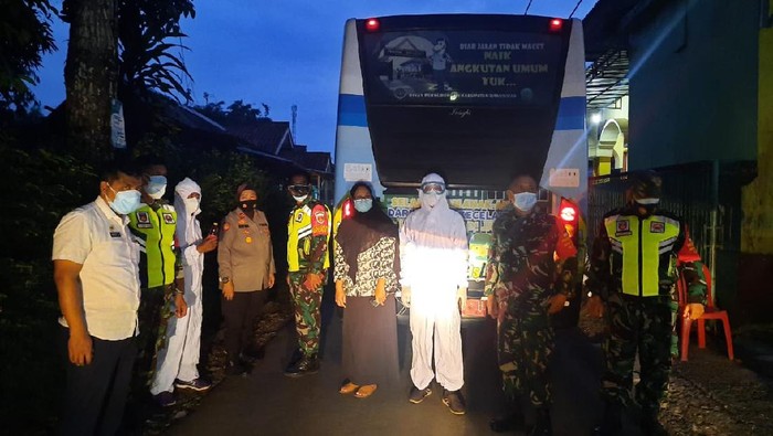 Pemkab Banyumas evakuasi warga klaster tarawih ke tempat karantina, Jumat (30/4/2021).