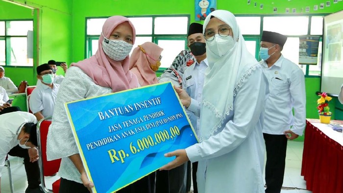 Pemkab Banyuwangi kembali menyalurkan insentif bagi guru pendidikan anak usia dini (PAUD) dan Taman Kanak-kanak (TK). Insentif ini diterima 1.150 orang se- Banyuwangi.
