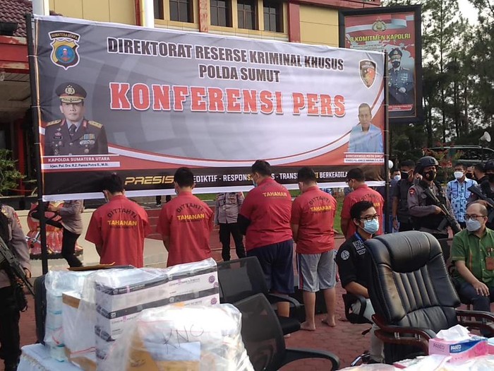Penampakan para tersangka kasus dugaan alat tes antigen bekas di Bandara Kualanamu