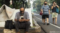 Di trotoar Kebon Sirih mereka mengandalkan pemberian dari warga yang melintas untuk tetap bertahan hidup.