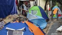 Mereka kembali menempati trotoar Kebon Sirih untuk minta kepastian tempat tinggal.