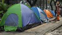 Tenda didirikan berderet di atas trotoar Kebon Sirih.
