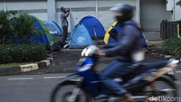 Tenda-tenda tersebut dibongkar saat pagi hari agar tidak bergesekan dengan petugas.