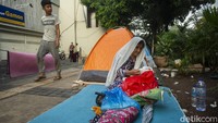 Memilih di trotoar bukanlah tempat yang tepat, terutama untuk anak kecil. 