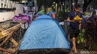 Mereka berkumpul di depan kantor UNHCR, Jalan Kebon Sirih, Jakarta Pusat.