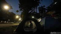 Mereka mendirikan tenda sebagai tempat untuk bermalam di trotoar Kebon Sirih.