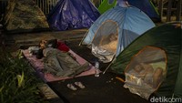 Tenda-tenda tersebut mulai digelar saat para pencari suaka akan tidur.