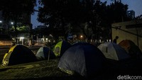 Meski telah disediakan tempat di Kalideres, Jakarta Barat, mereka tetap menggelar aksi di depan kantor UNHCR.