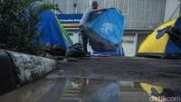 Diketahui ada puluhan orang yang memilih menggelar aksi di trotoar, jika siang hari mereka menggunakan alas dan duduk di depan kantor UNHCR.