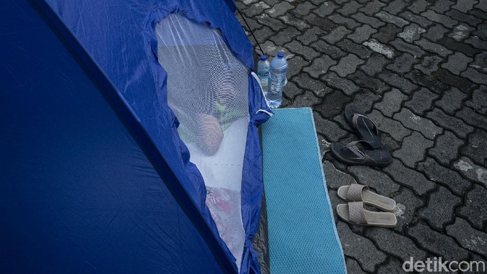 Sejumlah tenda berdiri di jalan Kebon Sirih, Jakarta Pusat, Kamis (29/4/2021). Tenda tersebut merupakan milik para pencari suaka yang tengah menanti haknya dari United Nations High Commissioner for Refugees (UNHCR).