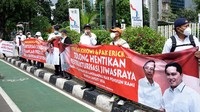 Mereka menggelar aksi damai didepan Kementerian BUMN, Jakarta, Kamis (29/4/2021). Dalam aksinya FPBNJ mempertanyakan tiga opsi restrukturisasi Jiwasraya yang dinilai sangat merugikan nasabah pensiunan BUMN. Mereka juga menyampaikan pandangannya perihal pemotongan uang pensiunan bulanan 74 persen dari yang diterima saat ini.  