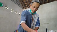 Salah satunya dirasakan perajin peci asal Donomulyo, Nanggulan, Kulon Progo, Sarbini, 51. Ia mengatakan dibandingkan tahun lalu, permintaan peci buatannya pada Ramadan 1442 Hijriah ini jauh lebih banyak. Kenaikannya disebut-sebut mencapai 75 persen. 
