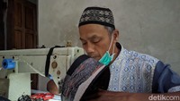 Pria yang sudah dua tahun menggeluti usaha pembuatan peci ini mengaku omzetnya pada Ramadan tahun ini meningkat tajam. Hingga pertengahan bulan puasa, ia bisa meraup sedikitnya Rp 10 juta.