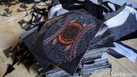 Sarbini menjadi orang pertama yang berhasil menciptakan peci bermotif geblek renteng. Melalui peci tersebut, ia, ingin menunjukkan bahwa geblek renteng bisa dikreasikan ke produk-produk lain di samping kain batik. 