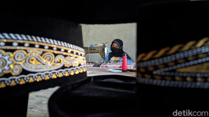 Perjuangan Perajin Peci Bertahan di Tengah Pandemi Setelah sempat terpuruk karena pendemi COVID-19, perajin peci di Kulon Progo, Daerah Istimewa Yogyakarta (DIY) perlahan mulai bangkit.